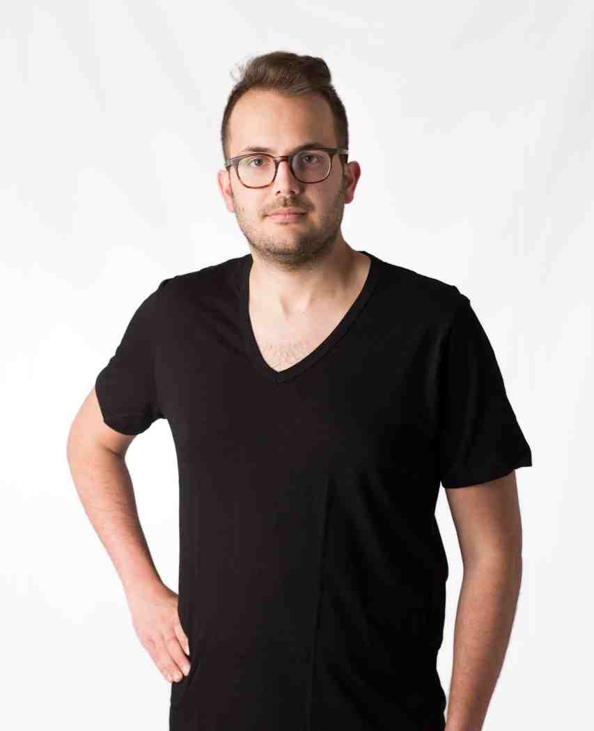 Maglia intima conformata per uomo a mezza manica con scollo a punta V in puro Cotone, disponibile fino alla 10XL