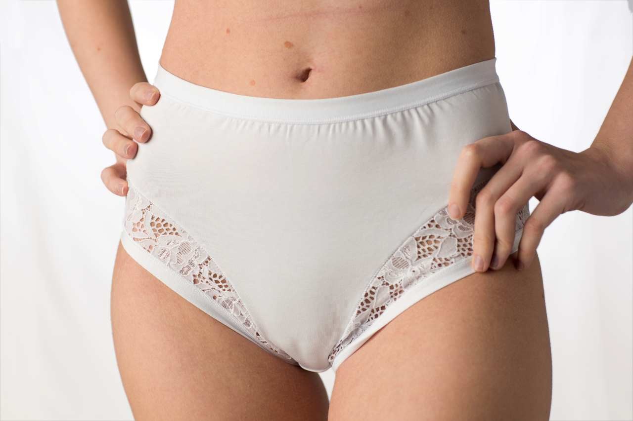 Slip donna midi classica a vita alta, in cotone elasticizzato, con inserto in pizzo, colore bianco e nero