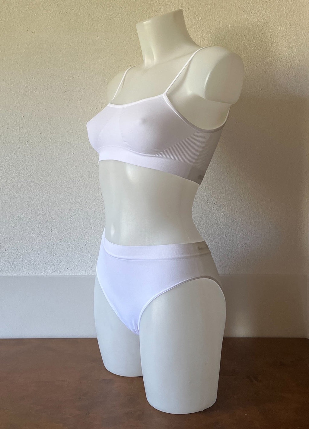 Coordinato brasserie donna con spalla stretta e slip donna con vita media, tutto in microfibra
