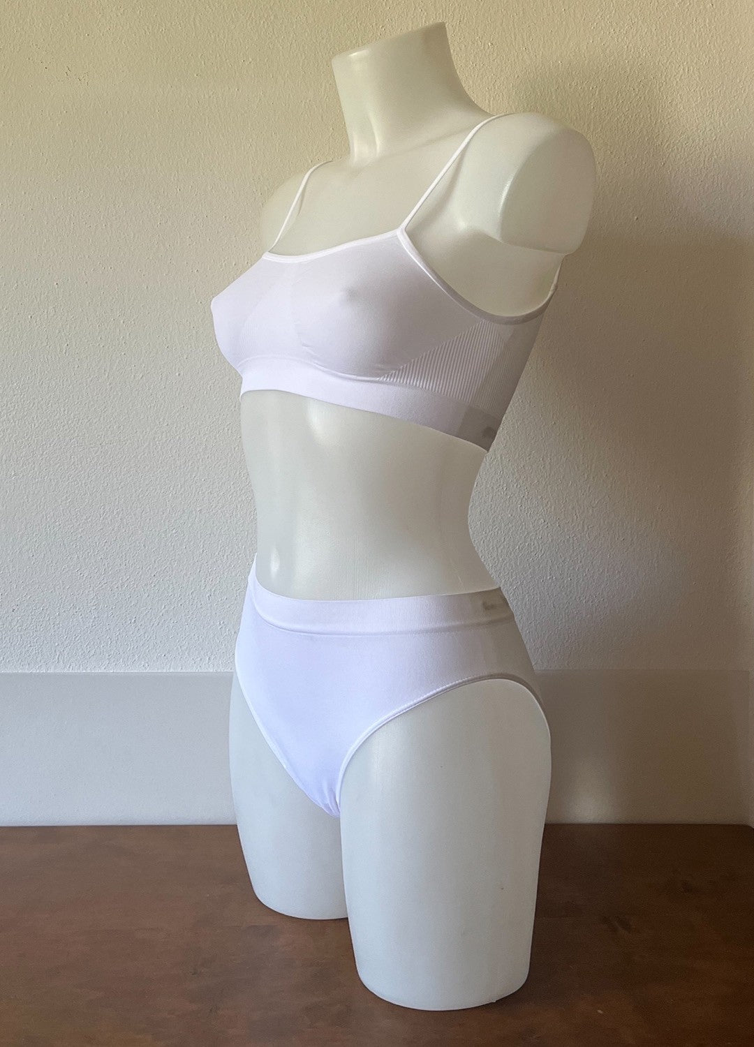 Coordinato brasserie donna con spalla stretta e slip donna con vita media, tutto in microfibra