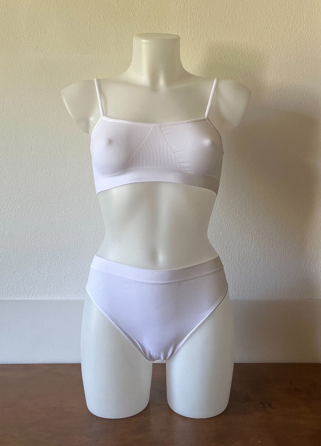 Coordinato brasserie donna con spalla stretta e slip donna con vita media, tutto in microfibra
