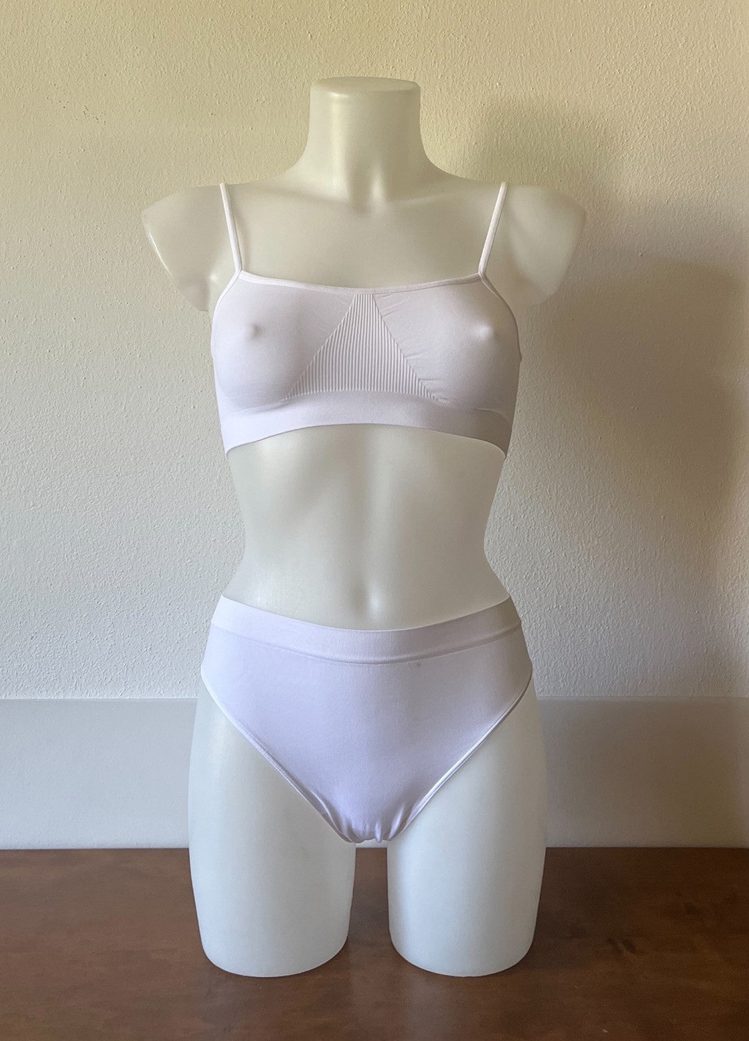 Coordinato brasserie donna con spalla stretta e slip donna con vita media, tutto in microfibra