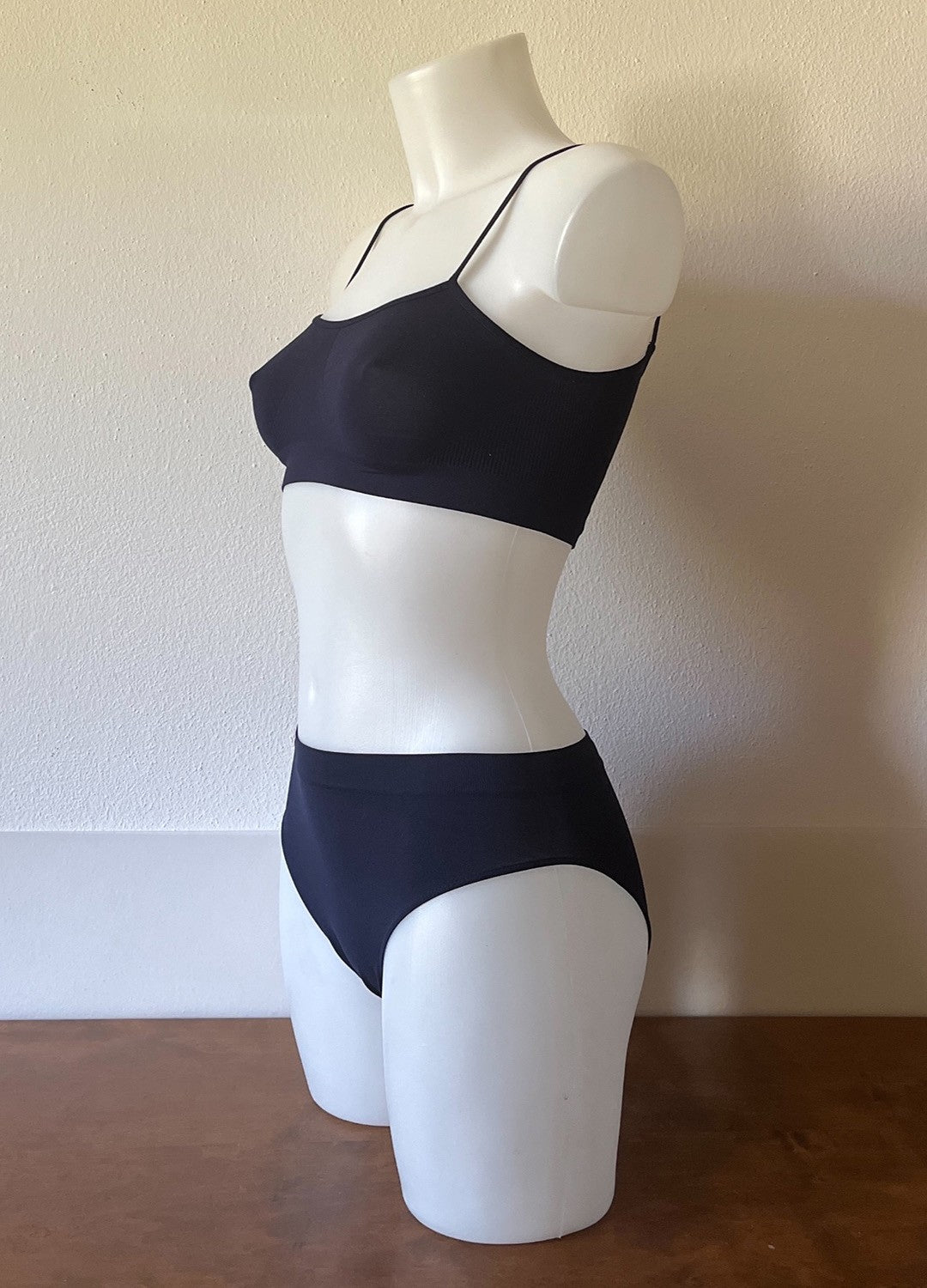 Coordinato brasserie donna con spalla stretta e slip donna con vita media, tutto in microfibra