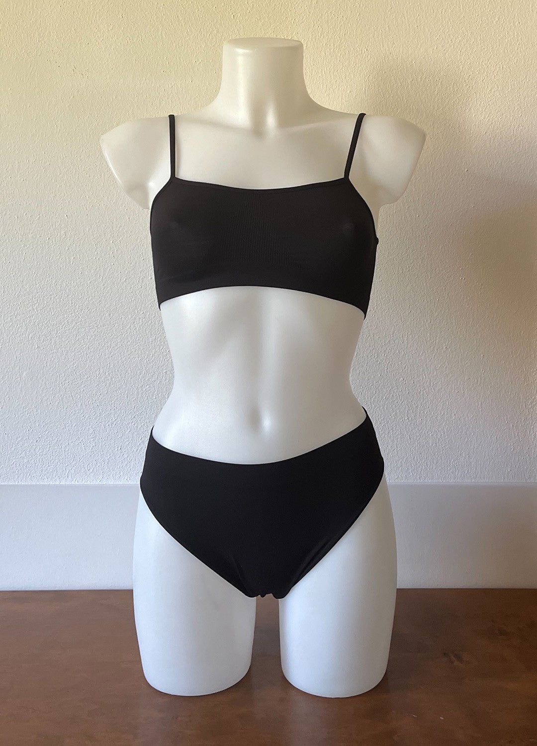 Coordinato brasserie donna con spalla stretta e slip donna con vita media, tutto in microfibra