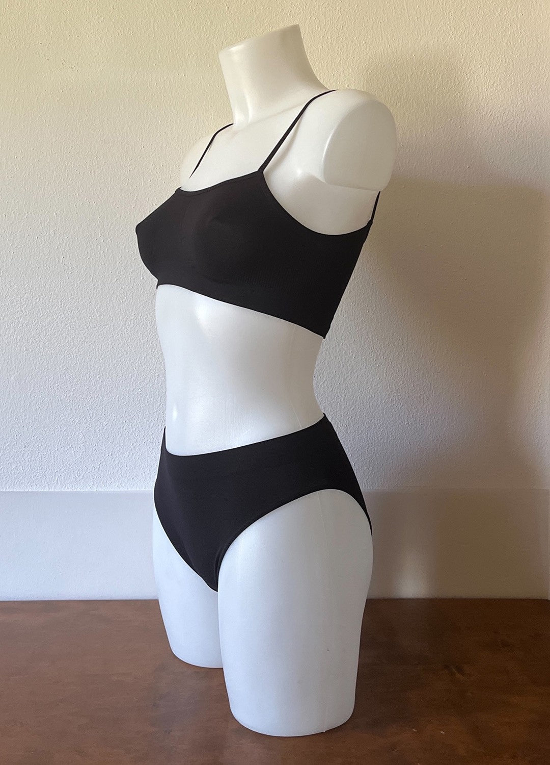 Coordinato brasserie donna con spalla stretta e slip donna con vita media, tutto in microfibra