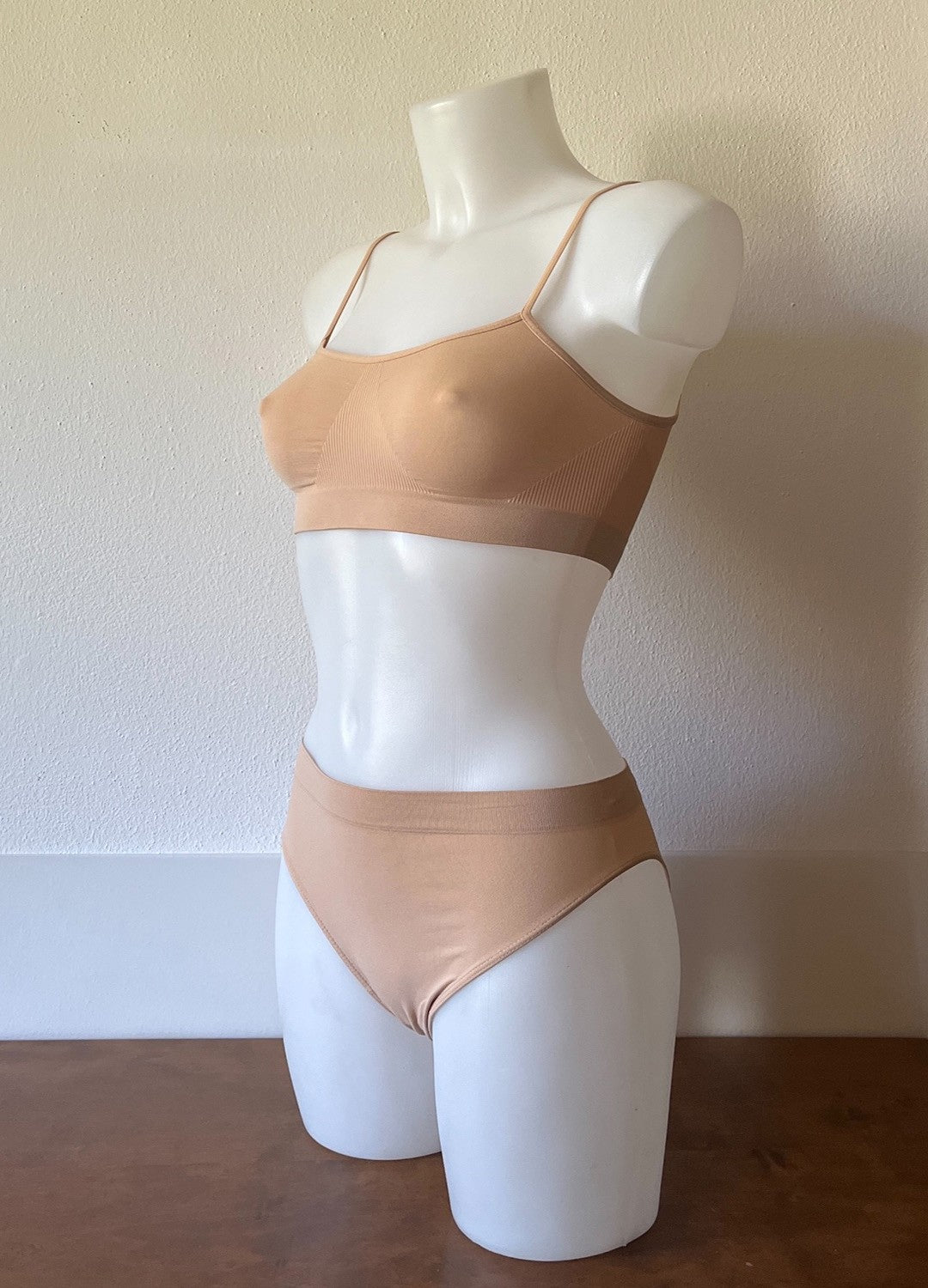 Coordinato brasserie donna con spalla stretta e slip donna con vita media, tutto in microfibra